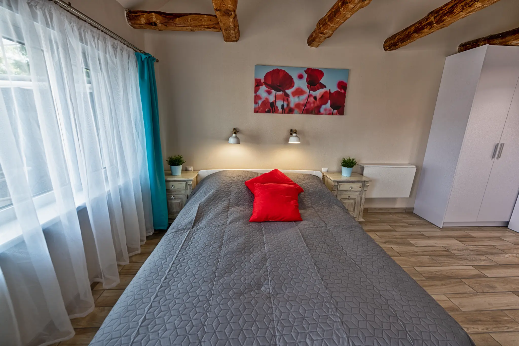 Caesar Vendégház design apartman Siófok – nyitott fedélszék, látszó geren-dák, közvetlen kertkapcsolat