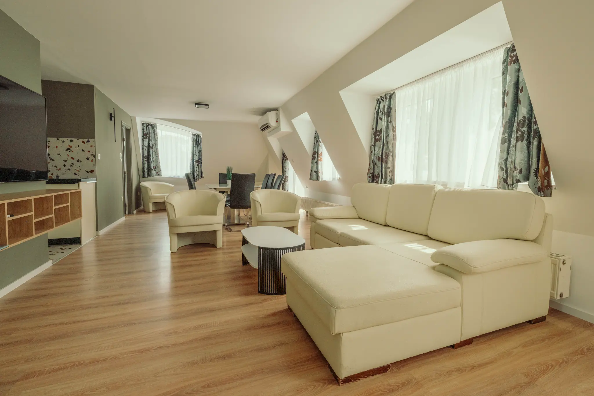 Caesar Vendégház hatfős apartman Siófok – tágas nappali kanapéággyal, étkezőasztal, panorablátás