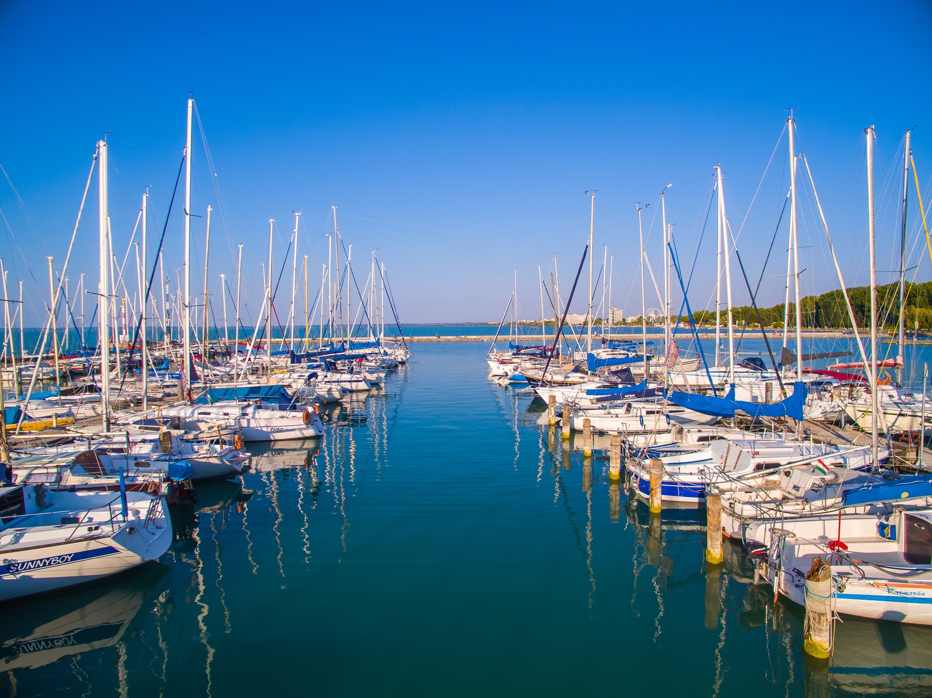 Vitorlázás Balatonon kezdőknek – Siófoki vitorláskikötő